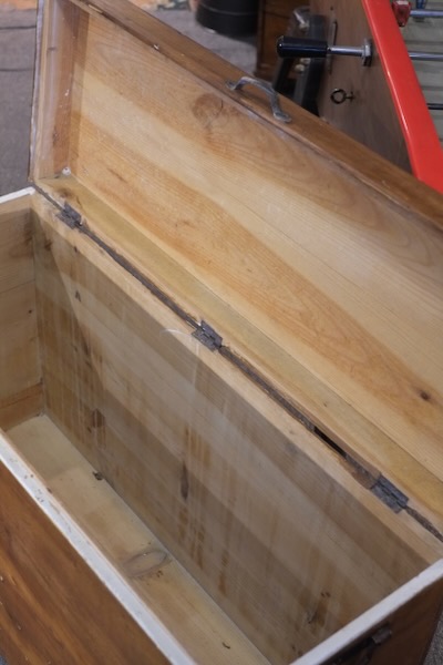 coffre de rangement en bois massif 